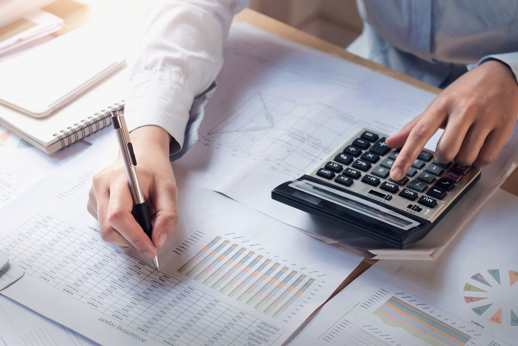 concepto-contabilidad-finanzas-mujer-negocios-trabajando-escritorio-usando-calculadora contailidad