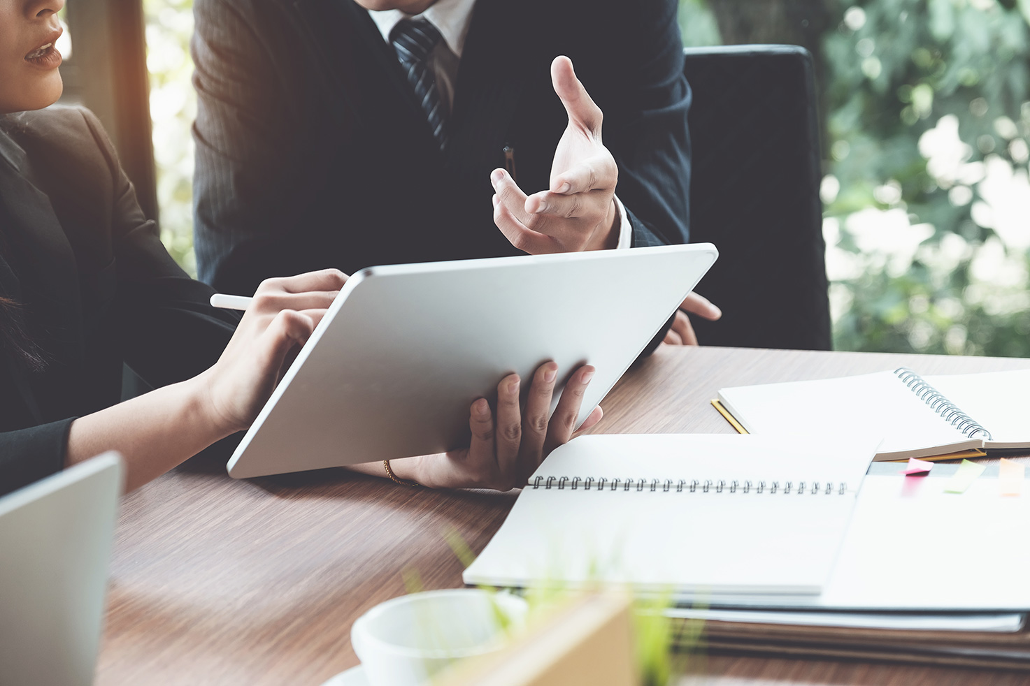 mujer-abogados-negocios-que-discuten-que-usan-tableta-digital-escritorio-madera-oficina-derecho-servicios-juridicos-asesoramiento-concepto-justicia