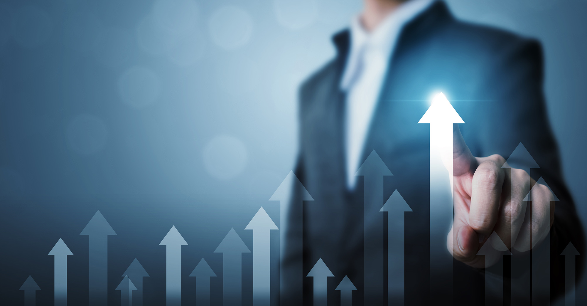 empresario-apuntando-flecha-grafico-corporativo-futuro-plan-crecimiento-aumentar-porcentaje
