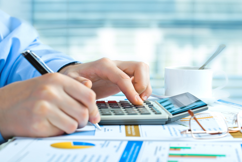 empresarios-estan-trabajando-proyecto-empresarial