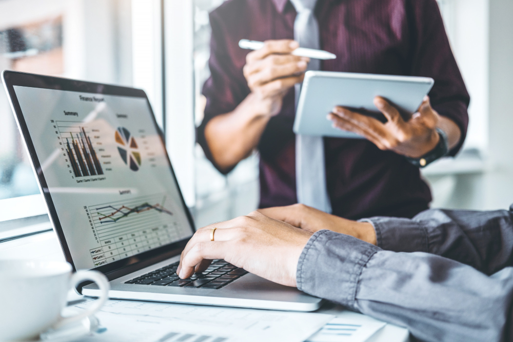 co-trabajo-equipo-negocios-reunion-planificacion-estrategia-analisis-inversion-ahorro