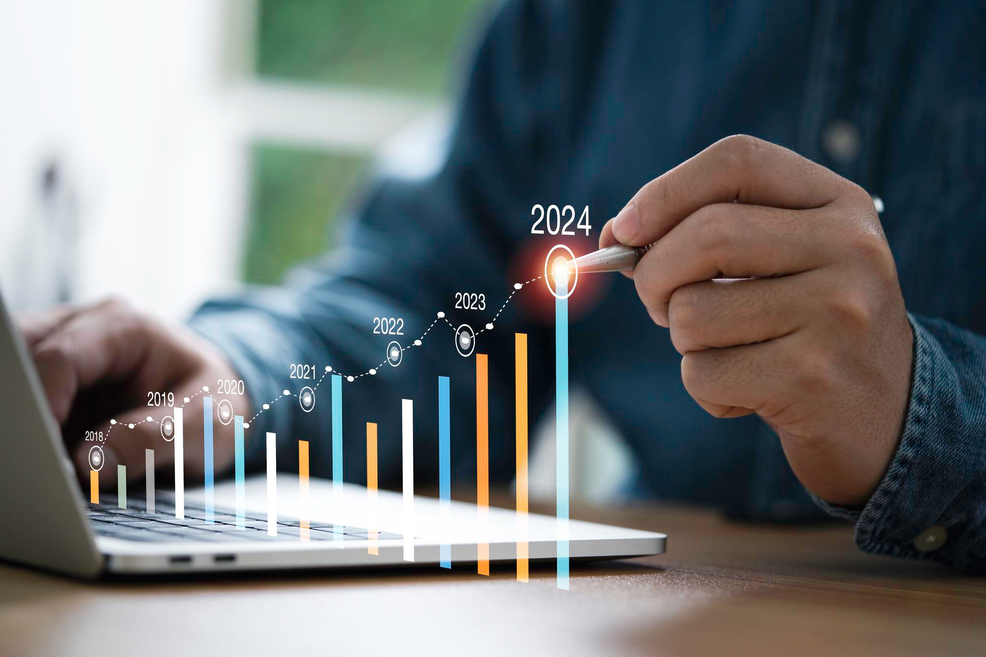 hombre-negocios-usa-boligrafo-electronico-que-escribe-grafico-colorido-ascendente-2023-2024-ano-planificacion-empresarial-concepto-crecimiento-inversion-acciones